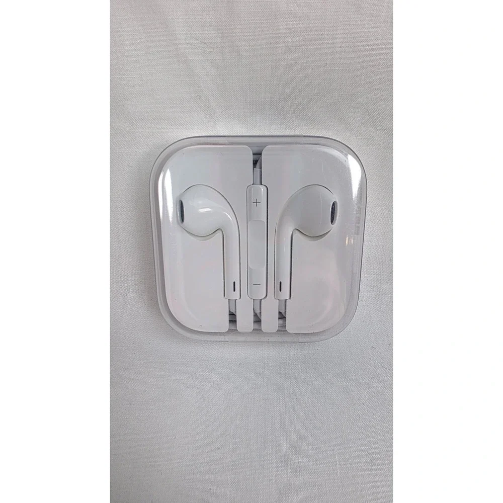 Apple Wired EarPods With 3.5mm Headphone Plug & Remote/Mic White